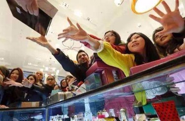 四个大屌操一个女人视频中国人依然爱赴日旅游 消费已由爆买转向网购
